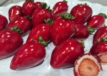 Conselho Federal de Odontologia alerta que o "morango do amor", doce viral nas redes, pode quebrar dentes e danificar próteses. Saiba os cuidados recomendados.