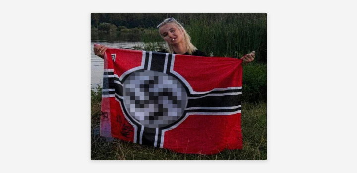 Escrivã de tribunal em Kiev é investigada após publicar foto com bandeira nazista; caso pode resultar em até cinco anos de prisão e confisco de bens.
