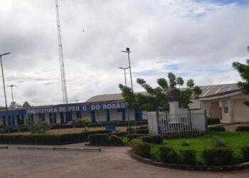 A Prefeitura de Pedro do Rosário (MA) adiou o pagamento de retroativos a servidores alegando impacto das tarifas impostas por Donald Trump contra o Brasil. Sindicato nega relação e critica a explicação da gestão.
