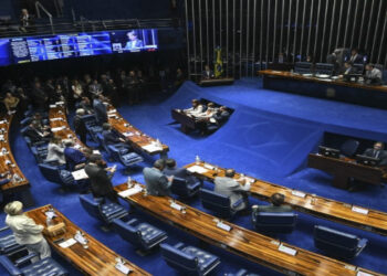 Senado aprova marco legal de proteção infantil na internet. Texto exige verificação de idade, combate a conteúdos impróprios e prevê multas milionárias para plataformas digitais. Projeto agora aguarda sanção de Lula.