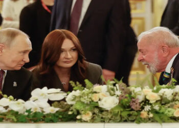 Putin liga para Lula e relata que reunião com Trump no Alasca foi positiva. Russos e americanos discutiram a guerra na Ucrânia, enquanto Brasil segue engajado no Grupo de Amigos da Paz.
