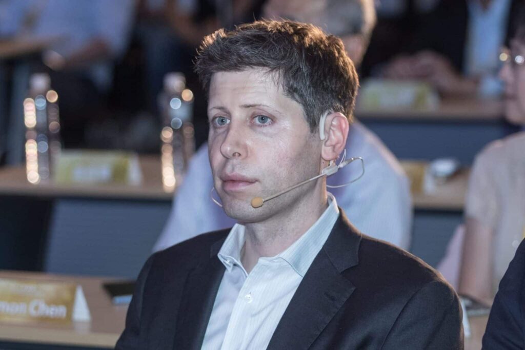 Sam Altman, CEO da OpenAI, afirma que avanços rápidos da IA dificultam definir o que é a Inteligência Artificial Geral e prevê descobertas científicas nos próximos dois anos.