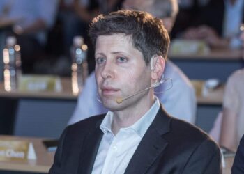 Sam Altman, CEO da OpenAI, afirma que avanços rápidos da IA dificultam definir o que é a Inteligência Artificial Geral e prevê descobertas científicas nos próximos dois anos.