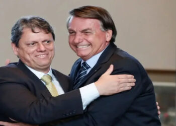 Tarcísio de Freitas (Republicanos) afirma que indulto a Bolsonaro seria seu primeiro ato como presidente, mas nega disputa em 2026. Entenda a articulação nos bastidores e o posicionamento de outros governadores.