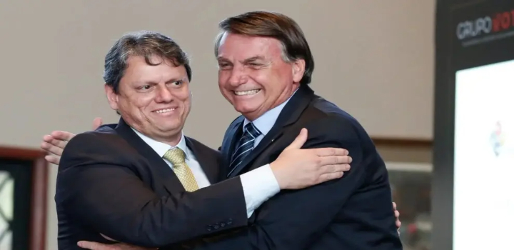 Tarcísio de Freitas (Republicanos) afirma que indulto a Bolsonaro seria seu primeiro ato como presidente, mas nega disputa em 2026. Entenda a articulação nos bastidores e o posicionamento de outros governadores.