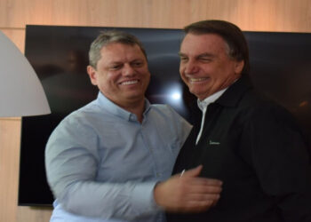 Tarcísio de Freitas visita Jair Bolsonaro em prisão domiciliar após obter autorização de Alexandre de Moraes. Visitas políticas estão liberadas em horário restrito.