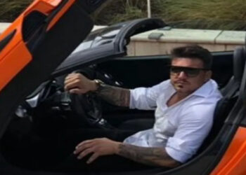 Ex-piloto de F1 Tarso Marques é preso em São Paulo por dirigir Lamborghini com registro de apropriação indébita e dívidas milionárias. Foi solto após pagar fiança de R$ 22,5 mil.