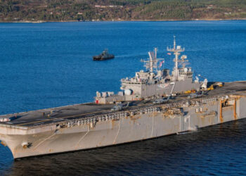 Uma frota militar dos EUA com 6 navios e 4.500 militares se dirige à Venezuela. A ação, ordenada por Trump, amplia uma crise que envolve acusações de narcoterrorismo, sanções e um histórico de ruptura diplomática. Entenda a escalada.