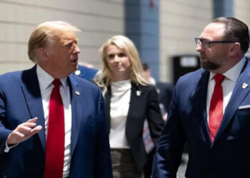 Metadescrição: Jason Miller, conselheiro de Donald Trump, afirma que não vai desistir até que Jair Bolsonaro seja libertado. Ex-presidente cumpre prisão domiciliar determinada pelo STF.