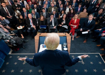 Governo Trump propõe limitar a permanência de estudantes e jornalistas estrangeiros nos EUA, medida criticada por universidades que alertam para impacto na competitividade acadêmica.