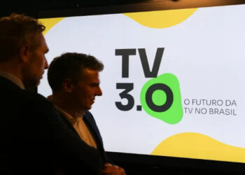 Governo brasileiro oficializa TV 3.0, tecnologia que combina transmissão digital tradicional com internet, oferecendo interatividade, som e imagem superiores e novos serviços como governo digital e T-commerce.
