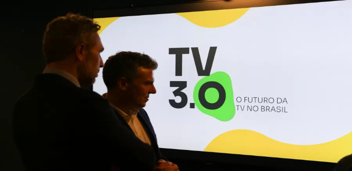 Governo brasileiro oficializa TV 3.0, tecnologia que combina transmissão digital tradicional com internet, oferecendo interatividade, som e imagem superiores e novos serviços como governo digital e T-commerce.