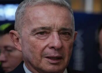 Ex-presidente da Colômbia Álvaro Uribe é condenado a 12 anos de prisão domiciliar por corrupção e fraude processual. Caso polariza o país e gera reações políticas.