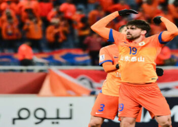 Conheça a história de superação de Zeca, o atacante brasileiro que quase desistiu do futebol para cursar engenharia. Após uma grave lesão, ele se reergueu e hoje é artilheiro e destaque no Shandong Taishan, da China, planejando encerrar a carreira na Ásia.