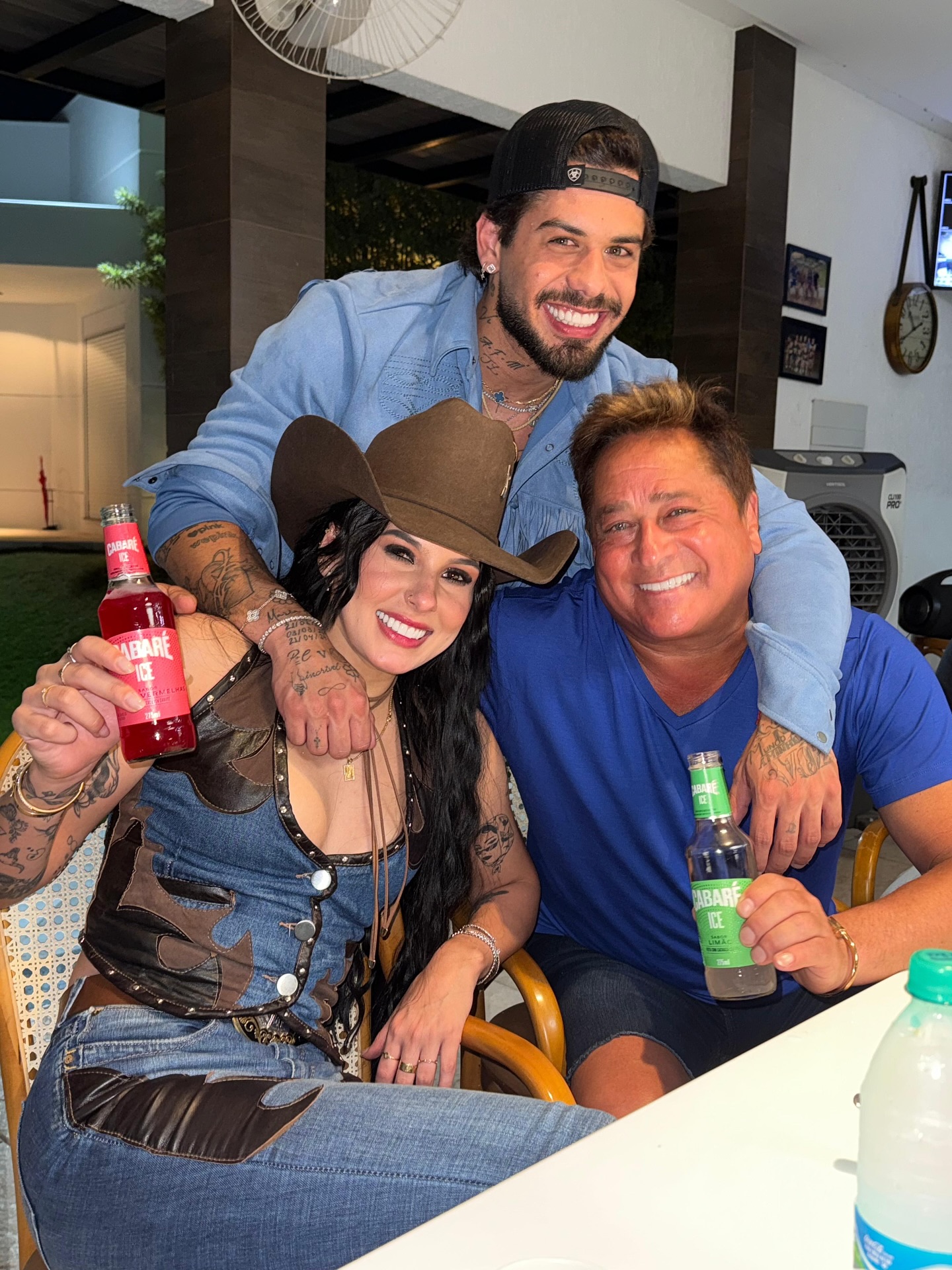 Ana Castela comenta boatos de namoro com Zé Felipe e destaca parceria musical em novo clipe.