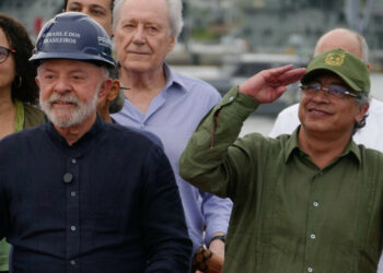 Em evento com Lula, Gustavo Petro defendeu a legalização da cocaína como solução para o narcotráfico e criticou a política antidrogas dos EUA, que, segundo ele, trouxe mais mortes e violência à América Latina.