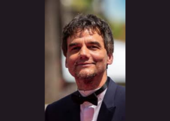 Wagner Moura critica pressão sobre artistas para falarem sobre política e afirma que o aspecto político está presente em toda obra artística, mesmo que não seja intenção inicial.