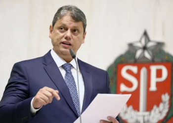 Tarcísio de Freitas cancela viagem a Brasília para tratar de anistia a Bolsonaro e outros réus da trama golpista. Pesquisa indica que 54% da população é contrária à medida.