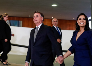 Michelle Bolsonaro declarou que se erguerá "como uma leoa" para defender os conservadores do Brasil após condenação do ex-presidente. Ela não descarta concorrer a cargo político em 2026.