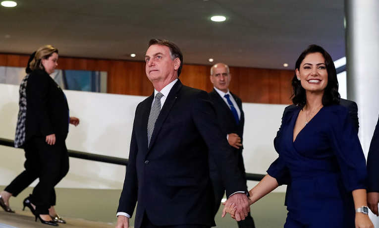 Michelle Bolsonaro declarou que se erguerá "como uma leoa" para defender os conservadores do Brasil após condenação do ex-presidente. Ela não descarta concorrer a cargo político em 2026.