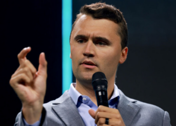 Charlie Kirk, ativista conservador e líder da Turning Point USA, foi morto em atentado na Universidade Utah Valley. Donald Trump anunciou a morte e prestou homenagens oficiais.