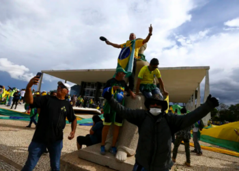 STF condena Jair Bolsonaro e aliados a pagar R$ 30 milhões por depredações nos atos de 8 de janeiro. Indenização será cobrada após esgotamento dos recursos.