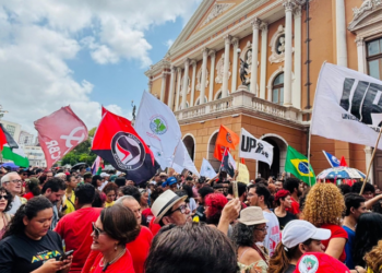 Milhares protestam em várias cidades brasileiras contra a PEC da Blindagem, que impõe restrições às investigações contra parlamentares. A proposta, aprovada na Câmara, é vista como um retrocesso por movimentos sociais e juristas.