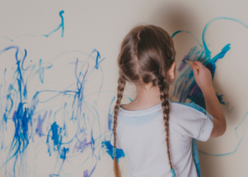 O Ministério da Saúde amplia o rastreamento de autismo com o teste M-Chat, incorporado à rotina do SUS, com formação de profissionais e suporte multiprofissional às famílias.