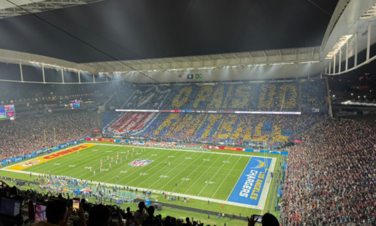 A Neo Química Arena foi palco de um momento histórico da NFL no Brasil, com grande público para Chiefs x Chargers e impacto positivo na economia e no entretenimento esportivo