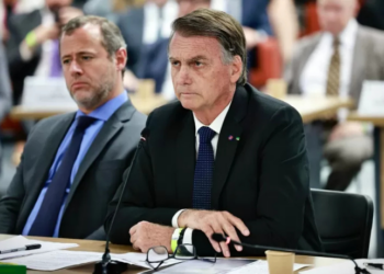 O Supremo Tribunal Federal (STF) começa a votar nesta semana a ação penal sobre a tentativa de golpe de 2022. O caso envolve Jair Bolsonaro e sete colaboradores, sendo cinco militares, e levanta debates sobre cultura golpista e democracia no Brasil.
