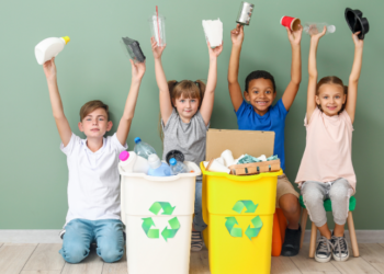 Pesquisa revela que brasileiros com renda entre dois e cinco salários mínimos lideram hábitos sustentáveis, como reciclagem e redução de desperdício. Plástico é o material mais reciclado no país.