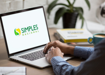 Empresas brasileiras do Simples Nacional afetadas pelas novas tarifas dos Estados Unidos terão adiamento de dois meses no pagamento de tributos e parcelamentos. A medida, publicada no DOU, visa apoiar o setor exportador.