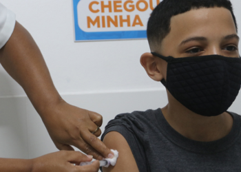 A Secretaria de Saúde de Macaé convoca adolescentes e jovens de 15 a 19 anos para vacinação contra HPV. Ação especial será realizada no Calçadão da Rui Barbosa em 27 de setembro.