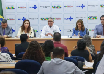 A Proposta de Emenda à Constituição 3/21, que segue para o Senado, restabelece a necessidade de autorização legislativa para processos criminais contra deputados e senadores, redefine o foro privilegiado e gera intenso debate sobre transparência e proteção do mandato.