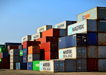 Brasil fechou agosto com superávit de US$ 6,133 bilhões. Exportações subiram 3,9% e importações caíram 2%, segundo Secex/MDIC. Agropecuária e mineração foram destaques.