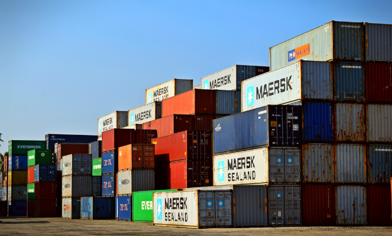 Brasil fechou agosto com superávit de US$ 6,133 bilhões. Exportações subiram 3,9% e importações caíram 2%, segundo Secex/MDIC. Agropecuária e mineração foram destaques.