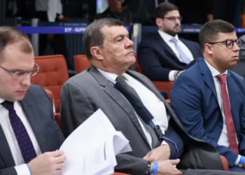 Defesa do general Paulo Sérgio Nogueira no STF afirma que ele tentou impedir medidas de exceção de Bolsonaro, gerando tensão entre aliados e advogados do ex-presidente.