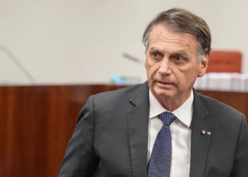 STF inicia julgamento de Bolsonaro e aliados por tentativa de golpe em 2022. Caso histórico pode levar à condenação do ex-presidente e de sete réus.