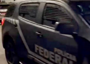 A Polícia Federal cumpriu seis mandados de prisão na Operação Farra Brasil 14, que apura fraudes e desvios em programas sociais via aplicativo CAIXA TEM.
