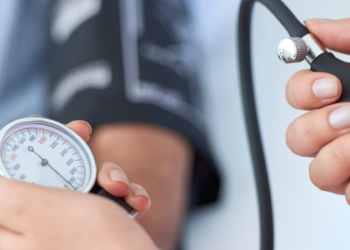 Sociedade Brasileira de Cardiologia divulga diretriz que classifica 12x8 como pré-hipertensão. Mudança busca estimular diagnóstico precoce e hábitos saudáveis.