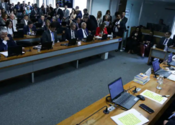 Proposta que limitava investigações contra parlamentares foi rejeitada na CCJ do Senado. Com 27 votos contrários, PEC da Blindagem tem futuro incerto.
