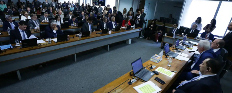Proposta que limitava investigações contra parlamentares foi rejeitada na CCJ do Senado. Com 27 votos contrários, PEC da Blindagem tem futuro incerto.