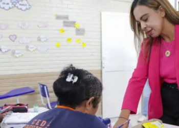 Unicef alerta que 4,2 milhões de alunos estão com dois anos ou mais de atraso escolar no Brasil. Estudo mostra desigualdades por raça e gênero e destaca riscos de abandono.