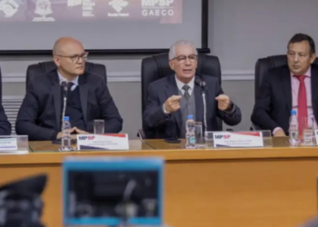 Operação Spare desarticula rede do PCC em São Paulo. Facção usava postos, motéis e fintech para lavar milhões. Polícia apreendeu R$ 1 milhão, celulares e computadores.