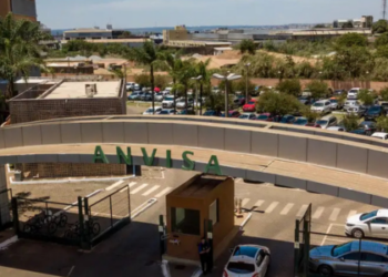 A Anvisa proibiu a venda de cafés da marca Câmara e determinou o recolhimento de suplementos da Axis Nutrition e do Whey Isomix Definition, após constatar riscos à saúde e irregularidades na produção.