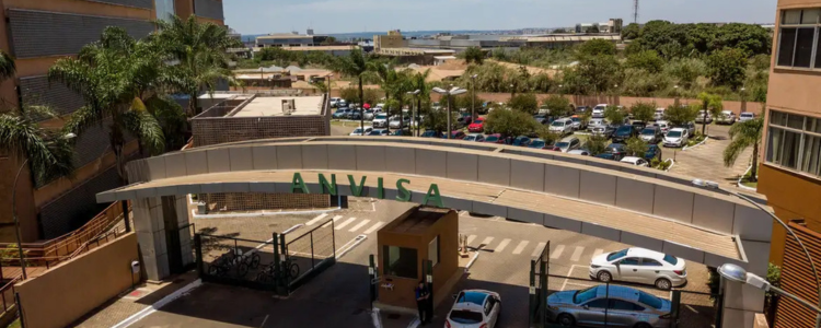 A Anvisa proibiu a venda de cafés da marca Câmara e determinou o recolhimento de suplementos da Axis Nutrition e do Whey Isomix Definition, após constatar riscos à saúde e irregularidades na produção.