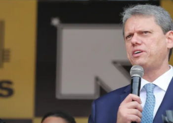 Tarcísio de Freitas anunciará a Bolsonaro que não será candidato à Presidência em 2026. Governador paulista pretende buscar reeleição e sinaliza apoio a Ratinho Junior como alternativa no campo bolsonarista.
