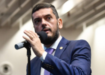 A Alerj aprovou a volta da gratificação "faroeste", que concede bônus a policiais civis em operações de risco. Bacellar afirmou que a Assembleia pode derrubar um eventual veto de Cláudio Castro.