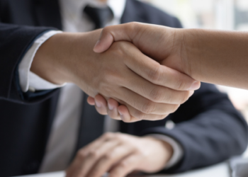 Macaé oferece 1.016 vagas de emprego nesta semana, com destaque para o setor offshore. Confira oportunidades em hotelaria, educação e estágios em contabilidade.