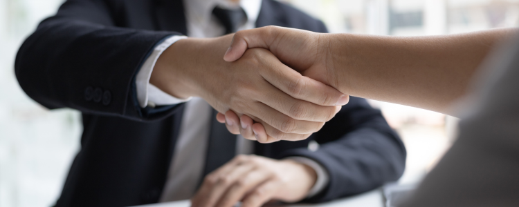 Macaé oferece 1.016 vagas de emprego nesta semana, com destaque para o setor offshore. Confira oportunidades em hotelaria, educação e estágios em contabilidade.